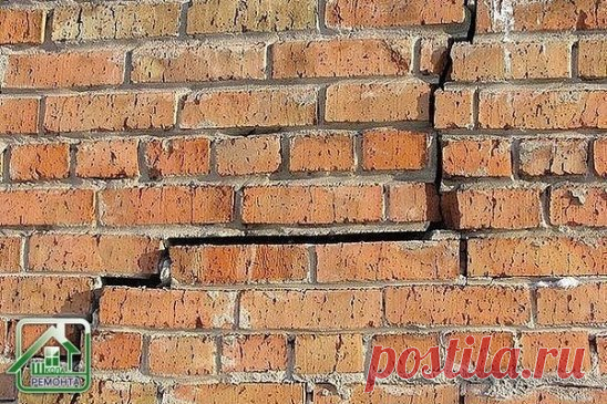 Как заделать трещину в стене 
Трещины в штукатурке почти неизбежно появляются во время усадки здания. Обычно, ничего страшного в этом нет, однако в некоторых случаях, появление довольно большой трещины может свидетельствовать о разрыве фундамента. Поэтому трещину сразу не заделывают, а некоторое время наблюдают. Если она не прекращает рост — нужно обращаться к