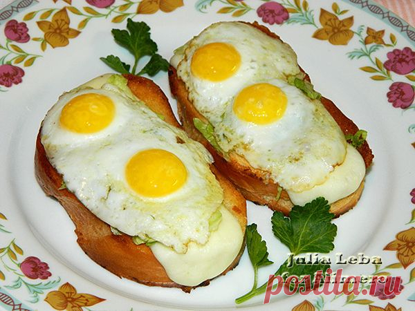 Гренки с сулугуни и перепелиными яйцами