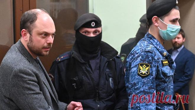 Владимира Кара‑Мурзу перевели из колонии в тюремную больницу. Журналиста Владимира Кара-Мурзу перевели из колонии в тюремную больницу. Об этом на своей странице в Facebook написала его супруга Евгения. "Владимира Кара-Мурзу перевели вечером в четверг из колонии строгого режима ИК-6 Омска в ...