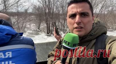 Еда, тёплые вещи и медицина: как жители затопленного Орска переживают наводнение. Корреспондент RT Максим аль-Тури показал затопленные улицы в городе Орске Оренбургской области, где есть возможность передвигаться лишь на лодках или вездеходах-амфибиях. Несмотря на наводнение, многие жители предпочли остаться в городе и отказались от эвакуации. Сотрудники МЧС доставляют им продовольствие, воду и электрогенераторы. Также в затопленных районах города работают врачи. Подробнее об обстановке в…
