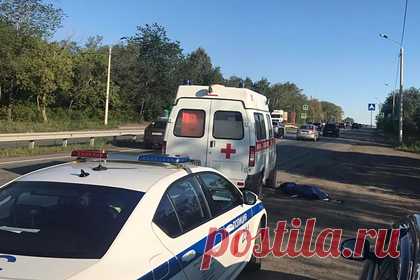 Россиянка вышла из скорой на полном ходу и погибла. Жительница Челябинска вышла из машины скорой помощи на полном ходу и погибла от полученных травм. Об этом сообщает отделение пропаганды безопасности дорожного движения городского управления ГИБДД. Инцидент произошел рано утром 26 июля на Троицком тракте. Россиянка страдала психическим расстройством.