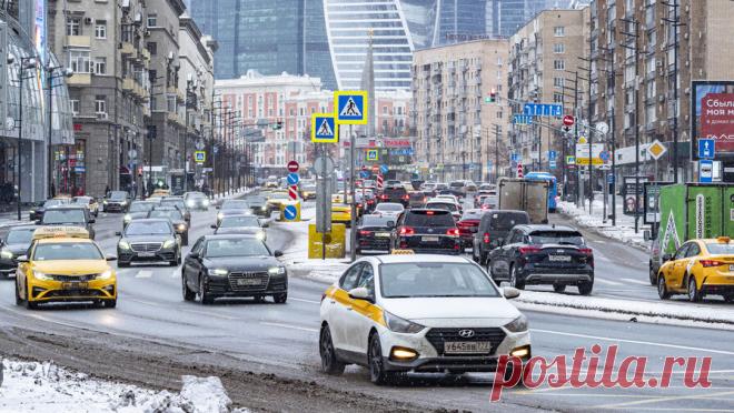 Синоптик сообщил, что снег и мороз в Москве пока не ожидаются. В ближайшие дни зимняя погода в Москве не ожидается. Об этом сообщил РИА Новости научный руководитель Гидрометцентра России Роман Вильфанд. По его словам, город находится на периферии антициклона с повышенным давлением, из-за чего ...