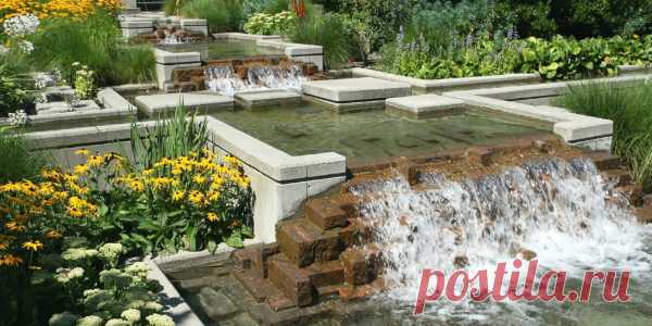 При наличии свободной площади на участке, даже небольшой размерности, то появляется возможность не заниматься только высадкой растений, а позволить себе все, что пожелает душа. Избавиться от надоедливой суеты и создать кусочек естественной природы поможет создание водоема или пруда. Подобные оригинальные дополнения принято украшать подходящей растительностью, а добраться до преобразившегося участка для отдыха можно будет за несколько шагов.