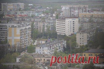 В Крыму объявили эвакуацию части населения после атаки беспилотников ВСУ. Часть жителей Красногвардейского района Крыма будет эвакуирована в пункты временного размещения после детонации на складе боеприпасов в результате атаки беспилотников Вооруженных сил Украины (ВСУ). Об этом в субботу, 22 июля, заявил глава республики Сергей Аксенов в своем Telegram-канале.