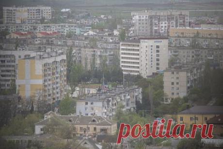 В Крыму объявили эвакуацию части населения после атаки беспилотников ВСУ. Часть жителей Красногвардейского района Крыма будет эвакуирована в пункты временного размещения после детонации на складе боеприпасов в результате атаки беспилотников Вооруженных сил Украины (ВСУ). Об этом в субботу, 22 июля, заявил глава республики Сергей Аксенов в своем Telegram-канале.