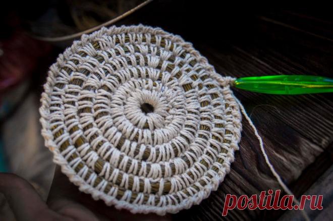 Вяжем корзинку из хвои. Интересная идея из сосновых иголок | Живые Вещи | Пульс Mail.ru необычна техника