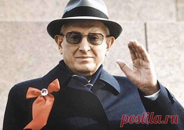 Человек без эмоций Личная харизма никогда не была сильной стороной Андропова. Даже мировые политические лидеры отзывались о нем, как о человеке лишенным чувств и человеческого тепла, свойственного русским. Когда Юрий Владимирович уже лежал в больнице, то в народе продолжали поддерживать веру в активность генсека оригинальным способом: возили в машине манекен. И люди верили.