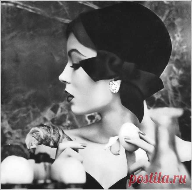 Mary McLaughlin, photo by William Klein, Vogue, September 15, 1957