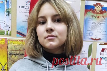 Российская семиклассница спасла тонущего в пруду ребенка. Семиклассница из подмосковного Ногинска спасла пятилетнего мальчика, который сорвался в пруд. По информации издания, мальчик гулял без родителей в парке «Волхонка». Тогда тринадцатилетняя Алена Большакова обратила на него внимание и поинтересовалась, где его родители. Мальчик ответил, что у него нет ни родителей.