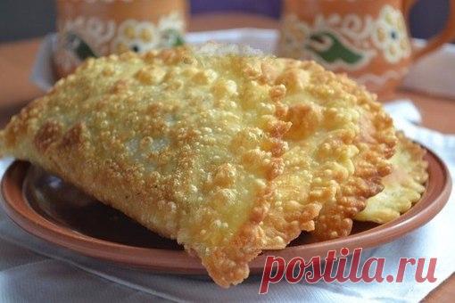 Чебуреки на заварном тесте  

Ингредиенты:

Для теста:
● 3,5 стакана муки;
● 1/2 ч. л. соли;
● 1 стакан кипятка;
● 100 г сливочного масла;
● 1 яйцо

Для начинки:
● 500 г мякоти свинины;
● 4-6 луковиц;
● соль, душистый перец - по вкусу;
● подсолнечное масло для жарки.

Приготовление:

В миске смешиваем просеянную муку и соль, вливаем стакан кипятка и быстро перемешиваем вилкой. Растопленное сливочное масло слегка взбиваем с яйцом и сразу добавляем в мучную массу. Замешиваем...