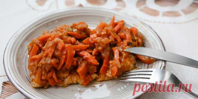 Рыба, запечённая с морковью и луком: рецепт - Лайфхакер