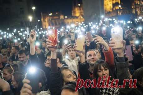 В Будапеште тысячи людей вышли на улицы и потребовали отставки Орбана. В Будапеште тысячи людей вышли на улицы, требуя отставки премьер-министра Венгрии Виктора Орбана и главного прокурора страны из-за опубликованной экс-чиновником Петером Мадьяром. Протестующие прошли маршем от генеральной прокуратуры к парламенту с лозунгами «в отставку, в отставку», многие несли факелы.
