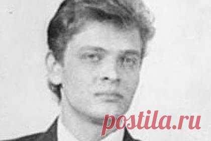 Умер бас-гитарист группы «Браво» Сергей Лапин. Умер бас-гитарист российской группы «Браво» Сергей Лапин. Музыкант скончался на 62 году жизни. Лапин участвовал в записи альбомов «Скажем мы друг другу Браво» и «Стиляги из Москвы». Также он привнес идеи по имиджу и стилю группы.