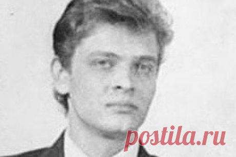 Умер бас-гитарист группы «Браво» Сергей Лапин. Умер бас-гитарист российской группы «Браво» Сергей Лапин. Музыкант скончался на 62 году жизни. Лапин участвовал в записи альбомов «Скажем мы друг другу Браво» и «Стиляги из Москвы». Также он привнес идеи по имиджу и стилю группы.