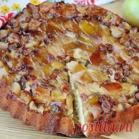 БЛЮДО ОТ ШЕФА. Готовим великолепный яблочный пирог!‍🥟🥮
....
Пирог с яблоками от Гордона Рамзи
⠀
Ингредиенты:
⠀
Сахар — 175 г
Изюм — 50 г
Сливочное масло — 230 г
Яблоко (среднего размера) — 3 шт.
Яйцо — 2 шт.
Мука — 175 г
Молоко — 3 ст. л.
Лимон (цедра) — 1 шт.
Коньяк — 3 ст. л. (по оригинальному рецепту Кальвадос)
Разрыхлитель теста — 1 ч. л.
⠀
Приготовление:
⠀
1. Яблоки разрежьте пополам, удалите сердцевину и нарежьте небольшими кубиками.
2. На сковороде разогрейте 50 г...