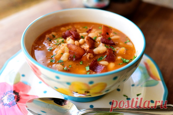 Фасолевый суп со свиной грудинкой
Вкуснейший суп с фасолью, обжаренными кусочками свиной грудинки и овощами.