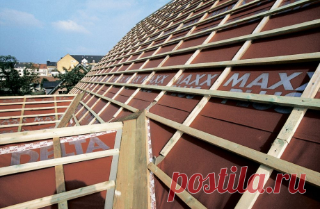 Гидроизоляционные пленки на скатной крыше: как они «работают» и какую лучше выбрать? Главная функция пленок — дополнительно защитить утеплитель (и деревянные элементы крыши) от капель дождя или задуваемого снега: они могут попасть под кровлю в случае ее механического повреждения или через зазоры, которые не исключены в покрытии из штучных материалов