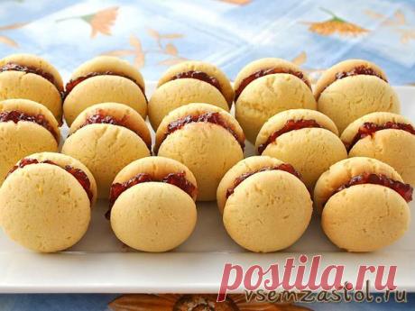 Быстрое и вкусное печенье с малиновым джемом.