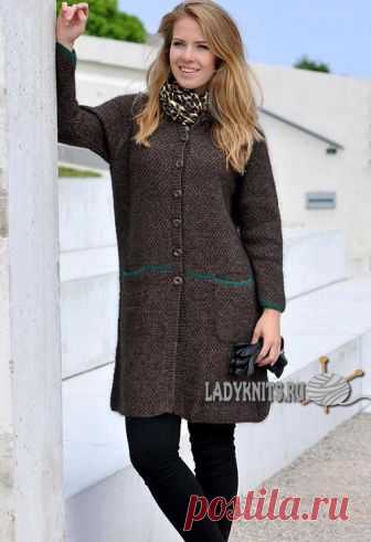 Стильное женское пальто спицами, описание