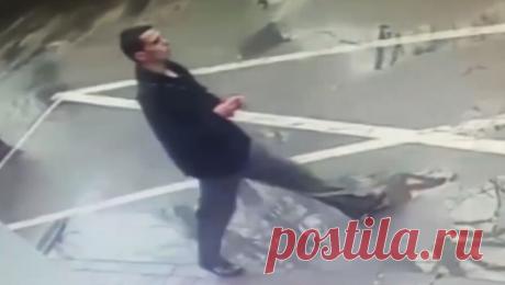 Калининградец ограбил торговую палатку, ударив продавца камнем по голове. В Калининграде мужчина обокрал торговую палатку, ударив продавца камнем по голове. Об этом сообщает &quot;МВД Медиа&quot;. Инцидент произошел 30 декабря на улице Карла Маркса. Сообщается, что злоумышленник ударил сотрудника торговой ...