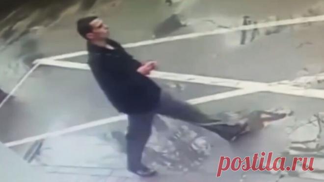 Калининградец ограбил торговую палатку, ударив продавца камнем по голове. В Калининграде мужчина обокрал торговую палатку, ударив продавца камнем по голове. Об этом сообщает "МВД Медиа". Инцидент произошел 30 декабря на улице Карла Маркса. Сообщается, что злоумышленник ударил сотрудника торговой ...