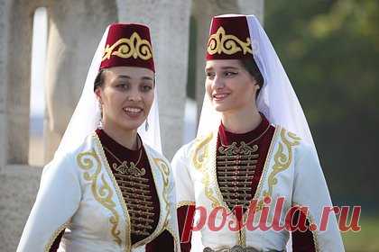 В Северной Осетии открылся фестиваль «Горянка». Северо-Кавказский межрегиональный этнографический фестиваль «Горянка» открылся в селе Цей в Северной Осетии. Фестиваль проводится для демонстрации многообразия культур народов Северного Кавказа. По словам организатора фестиваля Асланбека Касаева, участники делегаций республик округа представят свои регионы.