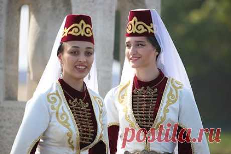 В Северной Осетии открылся фестиваль «Горянка». Северо-Кавказский межрегиональный этнографический фестиваль «Горянка» открылся в селе Цей в Северной Осетии. Фестиваль проводится для демонстрации многообразия культур народов Северного Кавказа. По словам организатора фестиваля Асланбека Касаева, участники делегаций республик округа представят свои регионы.