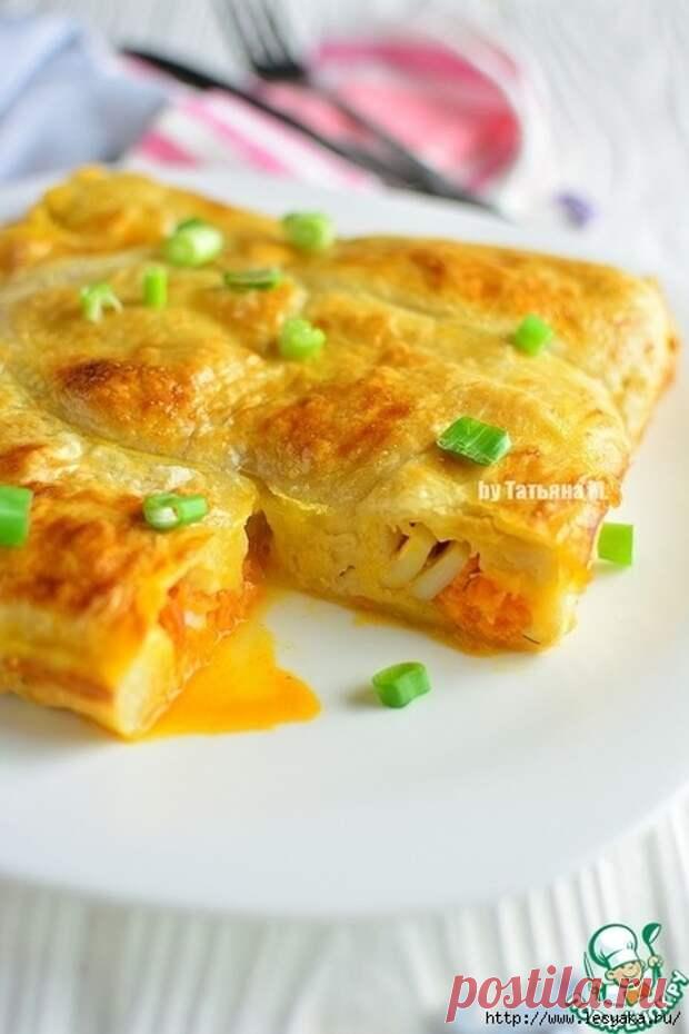 Быстрый пирог с кальмаром! - Ваши любимые рецепты
                                             - 5 декабря
                                             - 43187433402 - Медиаплатформа МирТесен Очень быстро, очень просто и вкусно на ужин или закуску! Рекомендую попробовать! Пикантность пирогу придает маринованная заправка с огурчиками и сочность начинки! Потребуется: Тесто слоеное дрожжевое — 500 г Кальмар (очищенный) — 2 шт Морковь (крупная) — 1 шт Сыр твердый — 30 г Паприк...