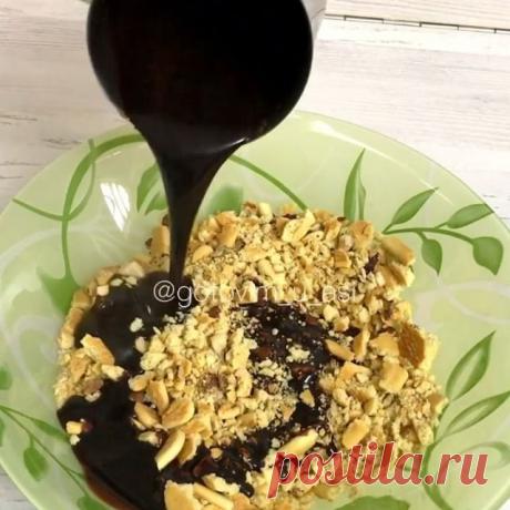 Добрый вечер мои дорогие, в сторис выкладывала шоколадную колбасу,сегодня  с вами поделюсь рецептом.
Ну очень простой в приготовлении не требуются яица,сгущенка и шоколад.
Автор @gotovim_u_asi
Ингредиенты:
Печенье -200 гр
Орехи любые -60 гр
Сахар -150 гр
Сливочное масло -120 гр
Какао-20 гр
Молоко -50 мл
Приготовление:
1️⃣смешать сахар, молоко, какао,сливочное масло, постепенно перемешивая на медленном огне,довести до загустения.
2️⃣измельчить печенье руками на маленькие ку...