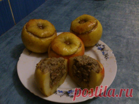 Райские печёные яблочки с печенью - просто и вкусно! 
Сегодня приготовила это вкуснейшее сочное блюдо и спешу поделиться с вами.

Ингредиенты :

Яблоки - 4 шт;

Печень (любая) - 200 гр;

Лук - 1 шт;

Морковь небольшая - 1шт;

Майонез - 2 ст.л;

Соль,перец по вкусу;

Растительное масло для жарки.