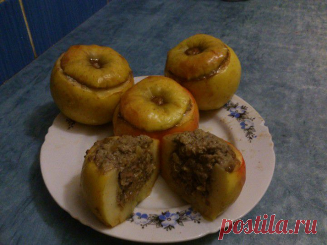 Райские печёные яблочки с печенью - просто и вкусно! 
Сегодня приготовила это вкуснейшее сочное блюдо и спешу поделиться с вами.

Ингредиенты :

Яблоки - 4 шт;

Печень (любая) - 200 гр;

Лук - 1 шт;

Морковь небольшая - 1шт;

Майонез - 2 ст.л;

Соль,перец по вкусу;

Растительное масло для жарки.