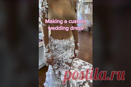 Сшитое за несколько часов до свадьбы платье невесты удивило пользователей сети. Невеста Андреа Преста из США, оставшаяся без платья за две недели до свадьбы, обратилась к портной, которая успела сшить наряд за 11 часов до торжества. В TikTok-ролике пользовательница соцсети рассказала, что заказала свадебное платье за полгода до события, однако оно пришло слишком поздно и не подошло ей по размеру.