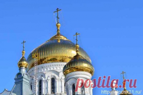 Белогорский мужской монастырь .  Купола главного храма.