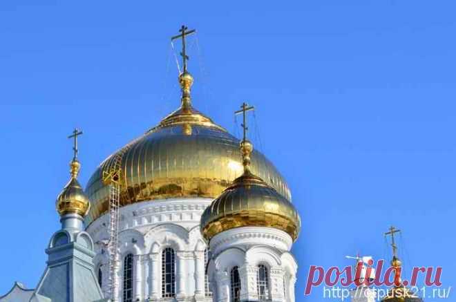 Белогорский мужской монастырь .  Купола главного храма.