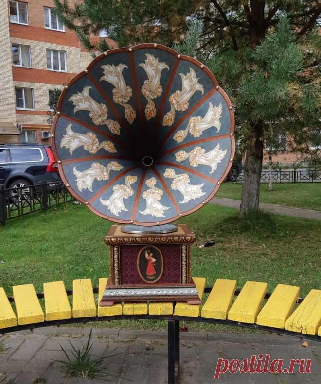 Граммофон с большой деревянной трубой. Реставрация.  
Поверхность корпуса изготовлена в произвольном стиле.
Корпус из пород : красного дерева, берёзы, сосны, дуба.
Опорный диск покрыт бархатным фактурным материалом : Calvados. 
Старинные литографии в стиле : "лаковая миниатюра Федоскино".
....