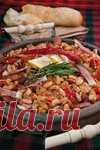 Фасоль в деревенском стиле с колбасками и овощами