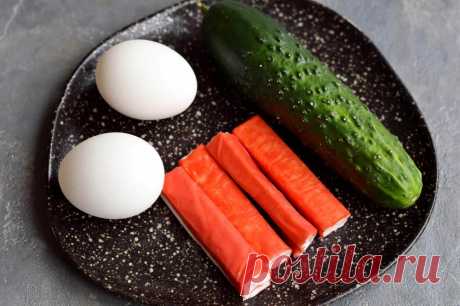 Беру огурец, два яйца, три крабовые палочки и готовлю вкусную оригинальную закуску на японский лад