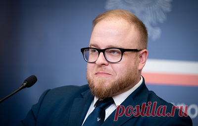 Требовавшего извинений от Зеленского пресс-секретаря МИД Польши уволили. Лукаш Ясина просил президента Украины извиниться за истребление украинскими националистами польского населения Волыни во Вторую мировую войну