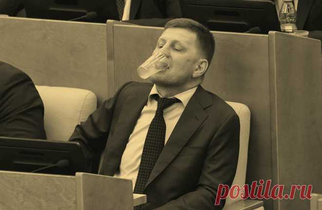 Безграмотная образовательная парадигма приносит стране колоссальные убытки
Случайные люди есть в любой структуре, но больше всего их в российской власти Случайные люди есть в любой структуре, но больше всего их в российской власти Тракторист ответственнее чиновника Когда-то живя в деревне я бывал озабочен сенокосной порой. Скотины много, а рабочих рук, можно сказать, совсем нет. За короткий срок нужно было заготовить много сена. […]
Читай дальше на сайте. Жми подробнее ➡