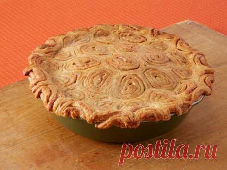 Яблочный пирог с изюмом и корицей