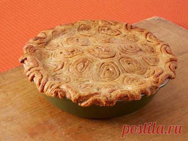 Яблочный пирог с изюмом и корицей