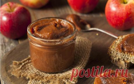 Naminis obuolių sviestas žiemai Obuolių sviestas man buvo tikras atradimas! Jei šio skanėsto Jūs dar neatradote, mielai kviečiu išbandyti! Obuolių sviestas tai labai tirštą, šiek tiek obuolių sūrį primenanti obuolienė. Sviestas labai švelnios, tepamos konsistencijos ir jį puikiai tinka teptis ant baltos duonos ar