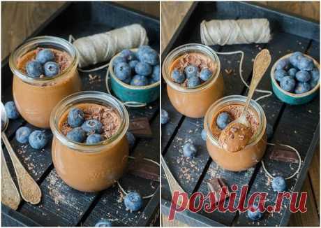 Шоколадно-кофейный мусс. 

Вам потребуется:

сливки (33%) 125 мл
молочный и горький шоколад 180 гр (по 90 гр каждого )
крепкий кофе 60 мл
яйца 5 шт
сахар 100 гр.

Как готовить:

1. Шоколад поломать на кусочки и растопить на водяной бане, влить кофе, перемешать и остудить.

2. Желтки смешать с 50 гр сахара, влить в ту смесь шоколад с кофе и перемешать.

3. Сливки взбить до устойчивых пиков и аккуратно ввести в шоколадную смесь.

4. Белки взбить с оставшимся сахаром и ввести...