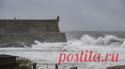 В Великобритании объявили «янтарное» предупреждение из-за шторма «Клаудия». В отдельных районах Англии и Уэльса объявлено «янтарное» предупреждение о погоде из-за сильных ливней и наводнений, вызванных штормом «Клаудия». Читать далее