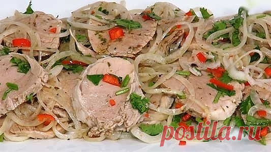 «Холодный шашлык» .

Отличная закуска! 

Приготовив всего однажды наивкуснейшее мясо по этому рецепту, вы будете готовить его снова и снова — настолько вкусной, ароматной и восхитительной является эта холодная мясная закуска! 

Ингредиенты: 

Отварная свинина (можно заменить говядиной или отварным языком) — полкило 
3 средних луковицы 
Любая зелень (пучок) — кинза (очень рекомендую!), петрушка, укроп 
Перец Чили — 1 стручок 
Для вкусного маринада берем следующее: 
вода кип...