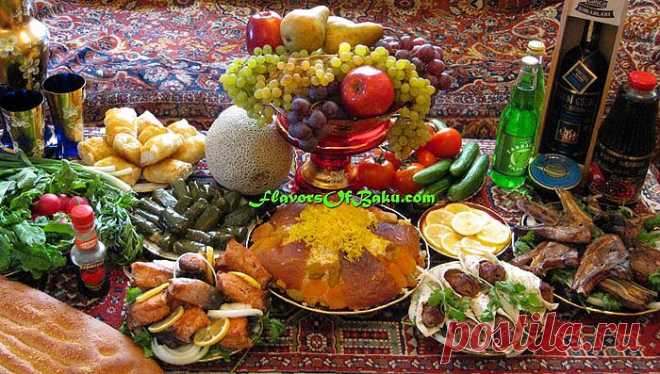 Азербайджанские блюда - Flavors of Baku АЗЕРБАЙДЖАНСКАЯ КУХНЯ Азербайджан – древняя страна, с изумительно красивой и разнообразной природой, гостеприимным народом, самобытной культурой и многовековыми традициями. Азербайджанская кухня одна из самых интересных на Востоке, и заслужено пользуется широкой известностью благодаря своей оригинальности и неповторимости. Классическая азербайджанская трапеза, как правило, длится достаточно долго – около 3-4 часов и всегда начинается...