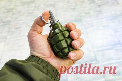 В российском алкомаркете скрутили покупателя с боевой гранатой. Вооруженный боевой гранатой Ф-1 мужчина пришел в один из алкомаркетов Таганрога. Покупатель, находясь в состоянии алкогольного опьянения, требовал вернуть ему деньги за ранее приобретенное спиртное. Дебошира скрутили другие посетители, одним из которых оказался старший сержант полиции.