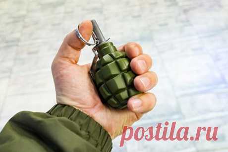 В российском алкомаркете скрутили покупателя с боевой гранатой. Вооруженный боевой гранатой Ф-1 мужчина пришел в один из алкомаркетов Таганрога. Покупатель, находясь в состоянии алкогольного опьянения, требовал вернуть ему деньги за ранее приобретенное спиртное. Дебошира скрутили другие посетители, одним из которых оказался старший сержант полиции.