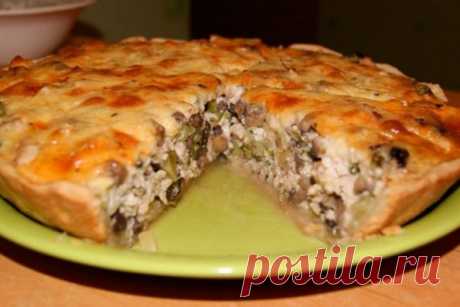 Пирог с курицей и грибами из слоеного теста — рецепт