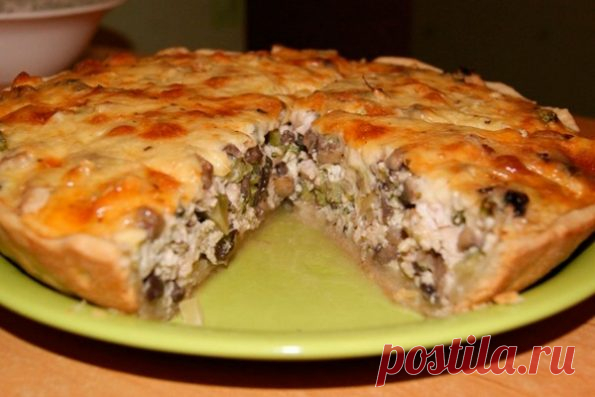 Пирог с курицей и грибами из слоеного теста — рецепт